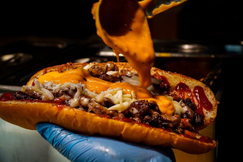 Bill The Butcheri võileivale valatakse juustukastet